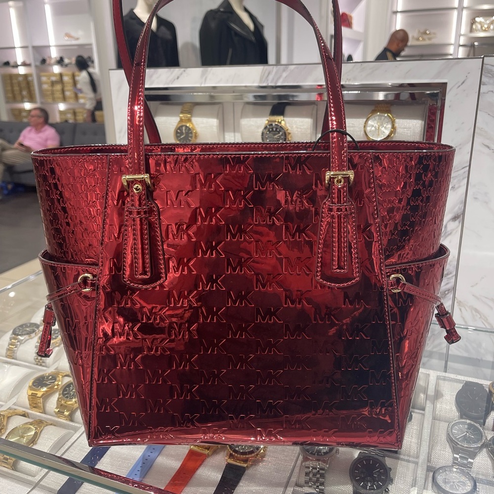 MICHAEL KORS Voyager Large Metallic Logo Debossed EW Shoulder Tote Bg
Cherry
NWT - Picture 4 of 16